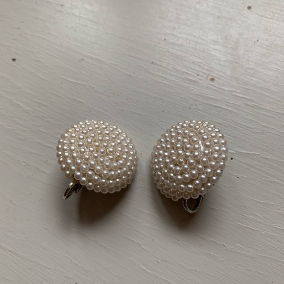 Jewelry - Vintage Pearl clip on earrings